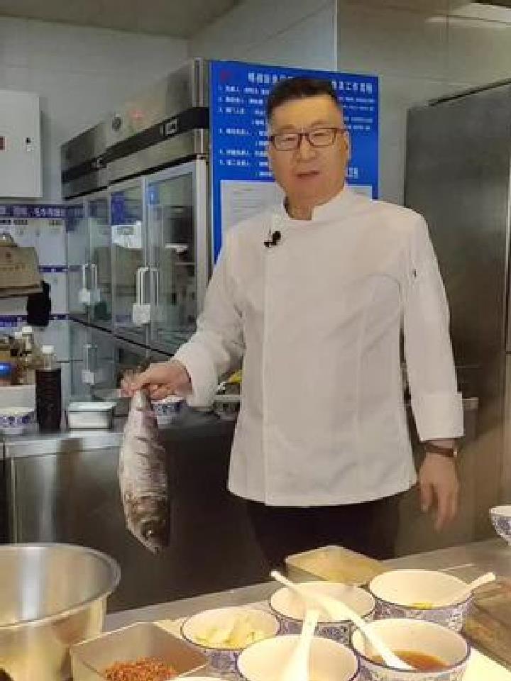 石万荣大师教你在家里做汆花鲢