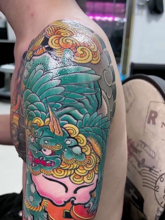 小伙子半甲纹身,看起来非常帅气