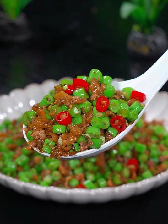 天气热吃饭没胃口，我都会做这个外婆菜炒豆角