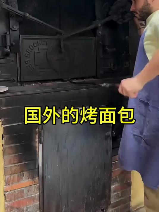 外国男子正在制作烤面包