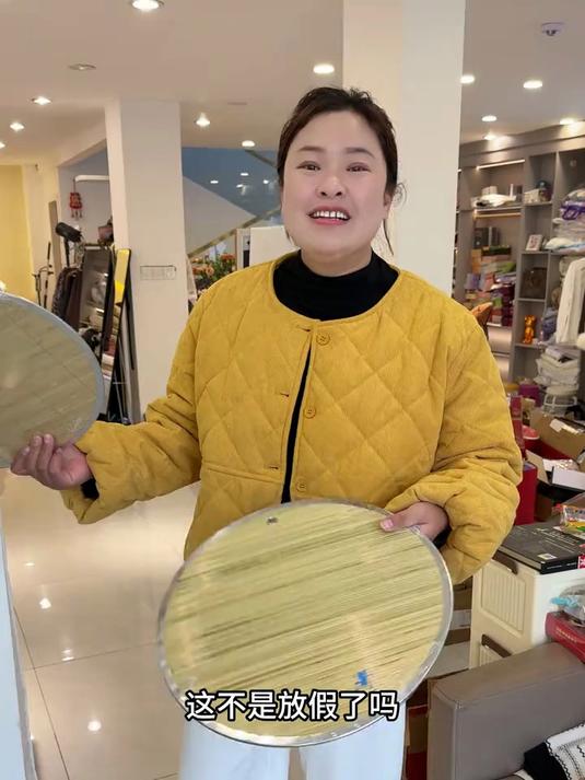 孩子放假了,婆婆打电话喊回家包饺子吃,正好我带着刚买的饺子帘