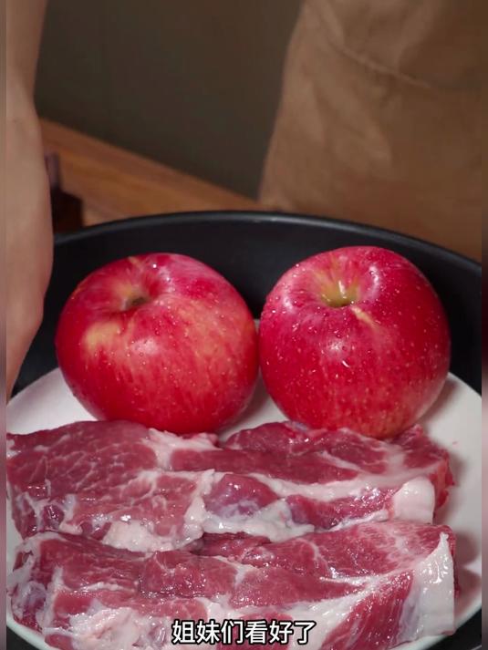 1. 大家看好了,这是网上很火的猪排新吃法 苹果炖猪排 开学季