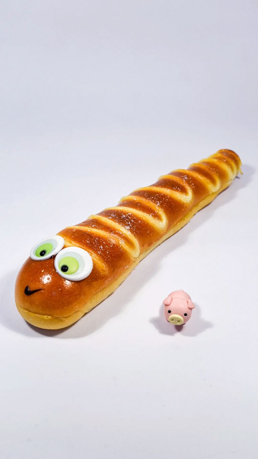 吃根毛毛虫面包~