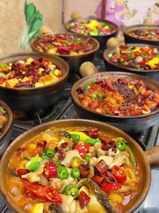 特色砂锅菜,麻辣牛蛙鱼片,麻辣鲜香,八种口味,你那里有吗