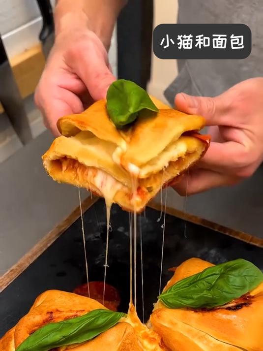 现烤烤肠披萨面包