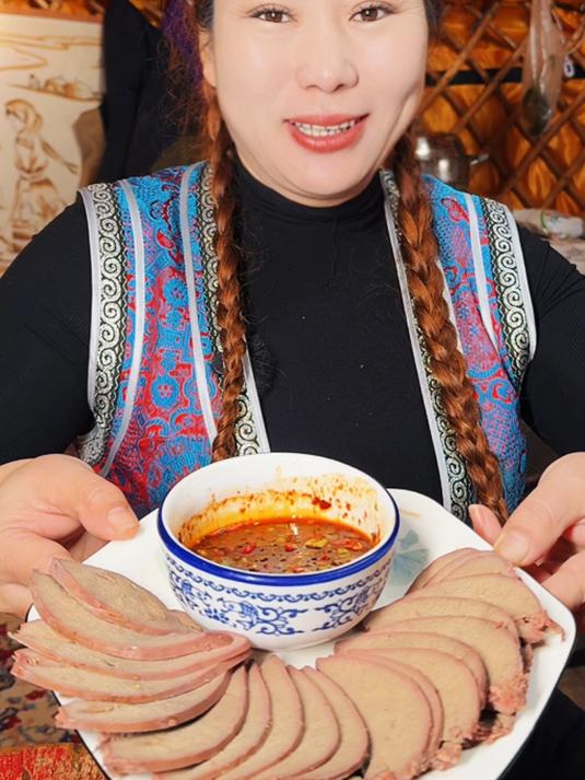 今天取冰干活儿累了就简单吃点羊肝吧！#草原美食# #舌尖上的草原美食# #取冰# #凉拌羊
