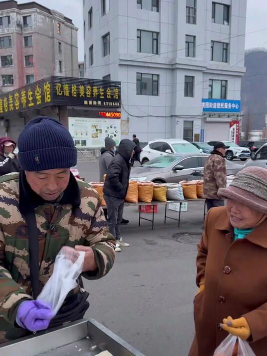 带你们看看老爸做的豆腐卷能有多好吃