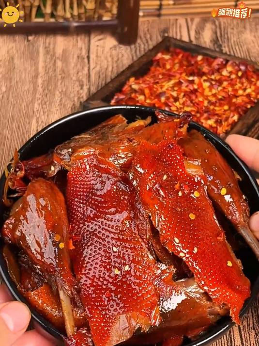 湖南酱板鸭大肉片香辣过瘾肉质紧实又耐嚼而且都是整块原切