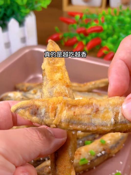 这个季节的多春鱼带着满满的鱼籽咬一口满口的鲜香快来尝尝吧