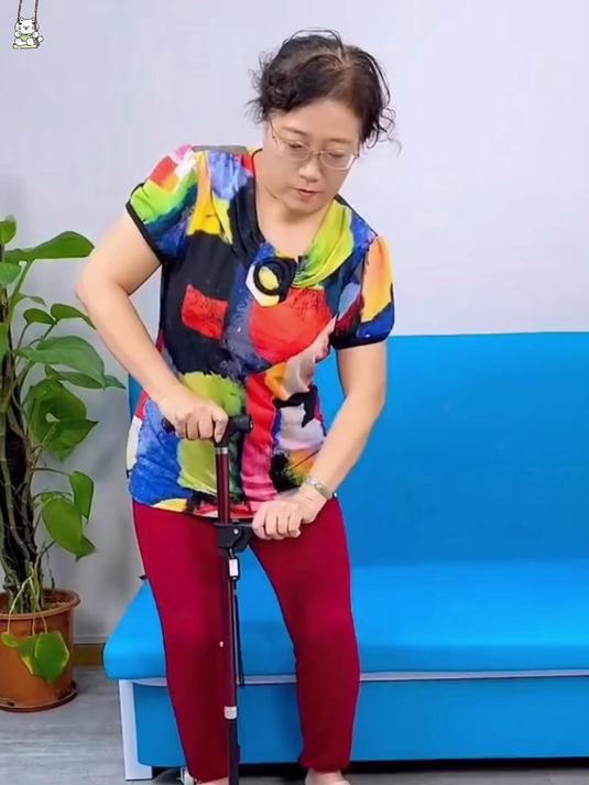 家里老人腿脚不方便?试试多功能拐杖,高度可调节四爪防滑更稳固