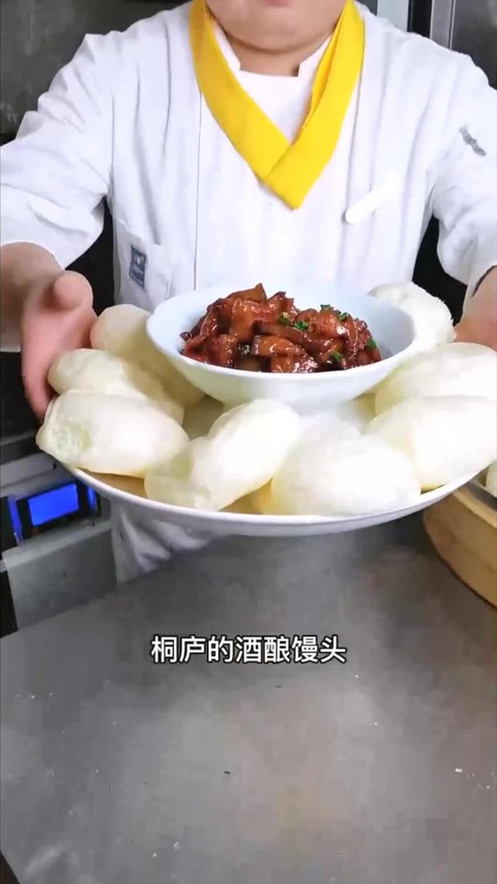 桐庐酒酿馒头,松软又细腻,还带有淡淡的甜酒香,尝过的都说