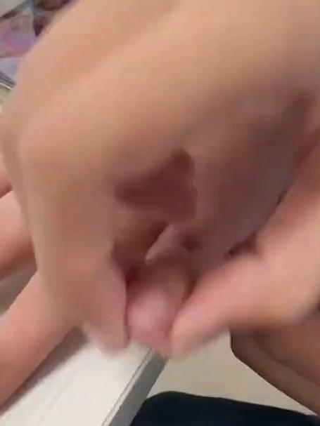 女生发现同事的手像“无骨鸡爪”,仿佛没有骨头一样