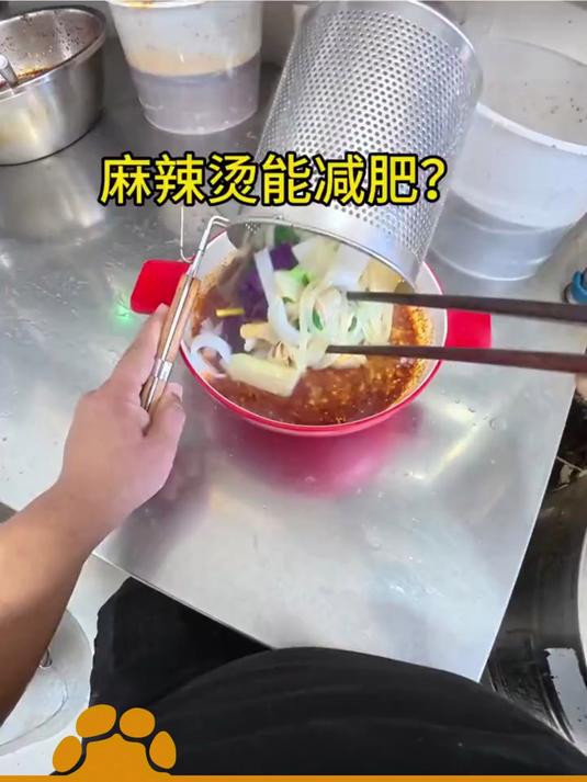 麻辣烫老板展示制作过程,光调味料就热量爆炸