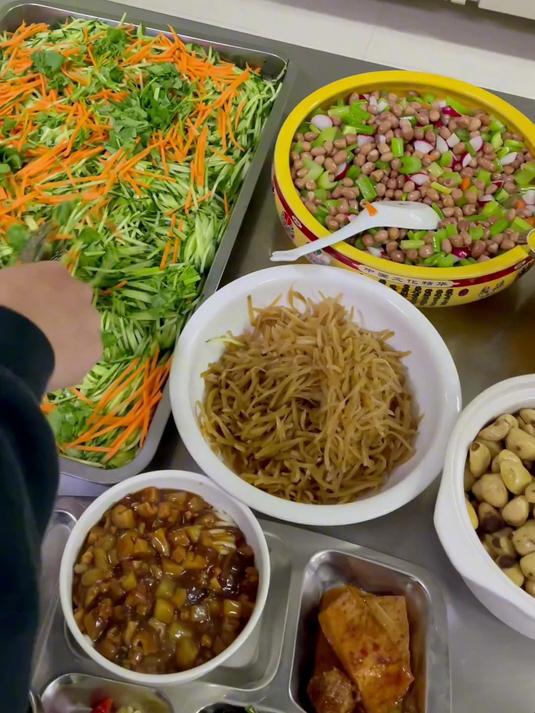 今天单位吃面条,食堂打饭