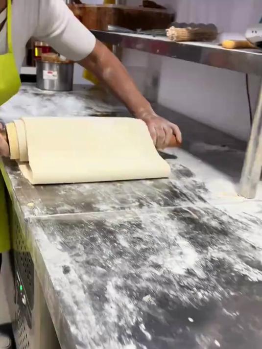 河南开封烧饼进军山东巨野排长队，一天卖2000个