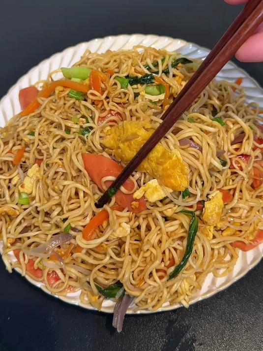 这样做的炒方便面简单又好吃小朋友能吃一大盘