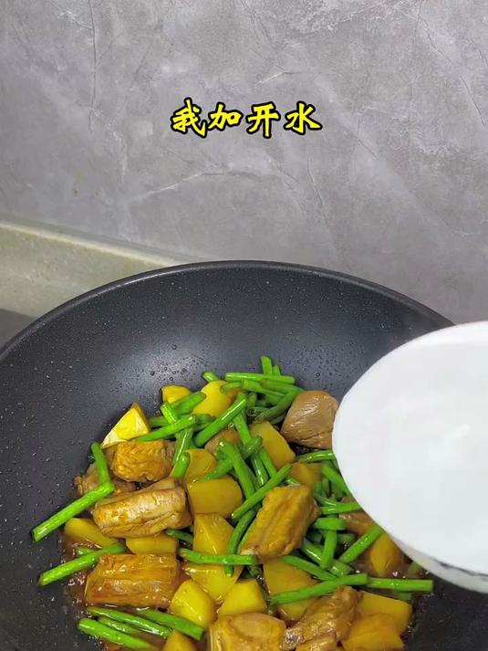 有饭有菜又有肉的饭菜一锅出 做法简单又好吃 真的太棒啦
