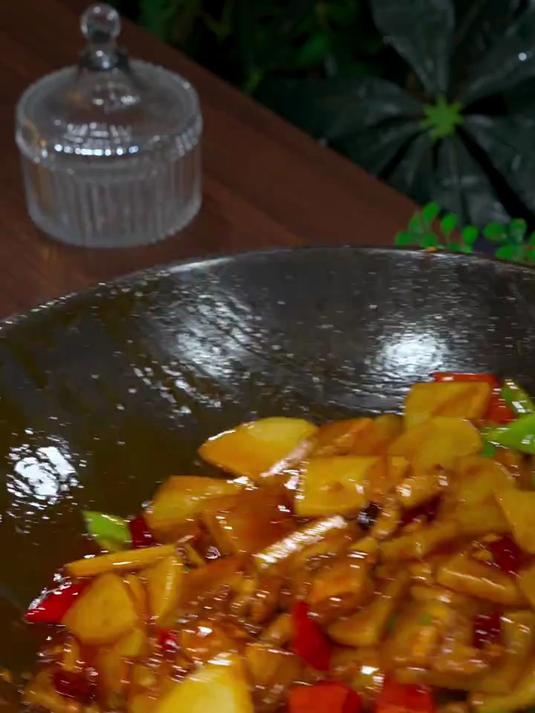 干锅土豆炒肉片是一道非常下饭的菜
