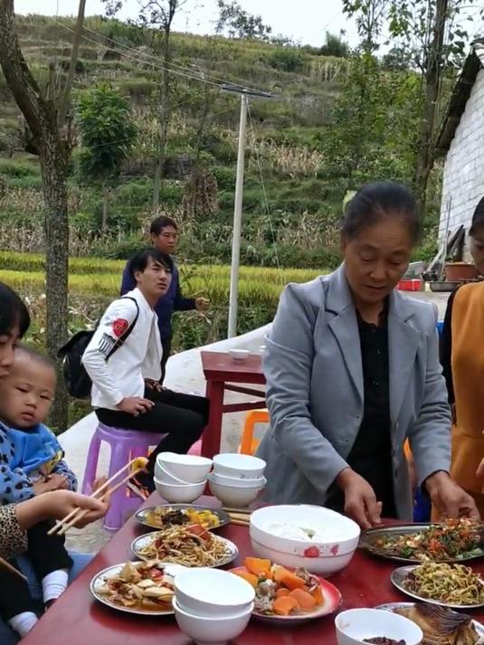 贵州农村办酒席,看到这一桌子的菜。你是否想念家乡?