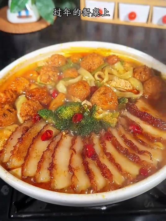 过年的餐桌上给家人做一锅热乎乎的什锦砂锅