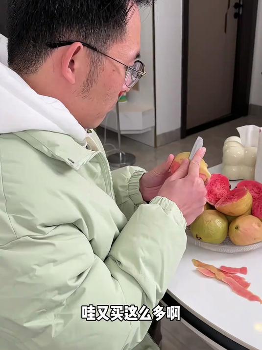 怕 不过不敢吃水果,老公又给我买了两箱「草莓冰激凌芭乐」