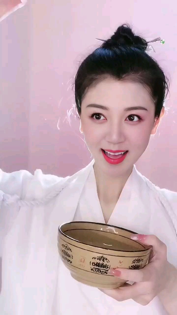 中秋字谜:近看千钧势有余,远观八面威风敛。身横野草锦斑销,紧闭双睛光不闪