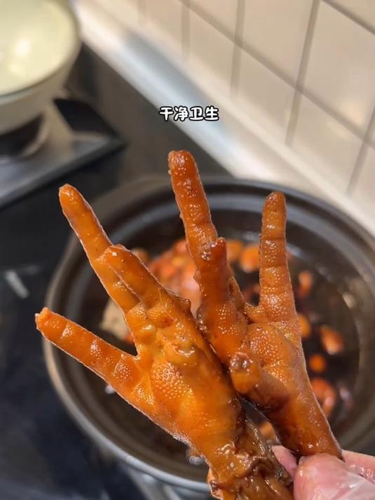 美味可口的卤鸡爪