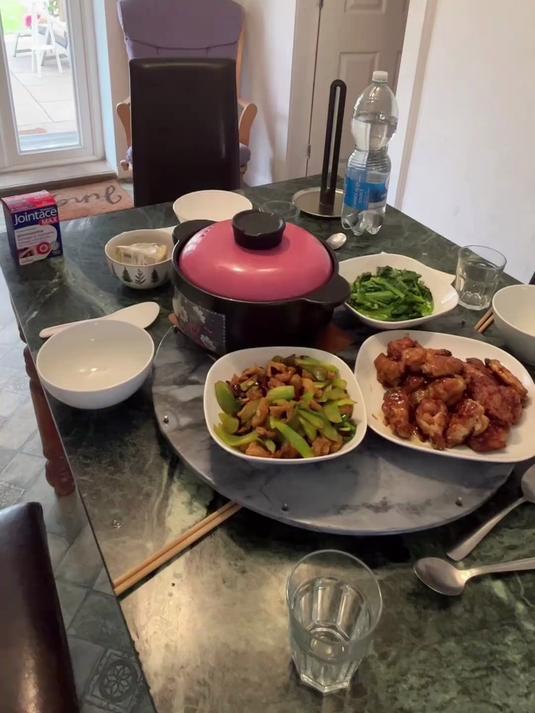 自己种的蔬菜做了几道普普通通的家常菜,让公公给吃出了人间美味