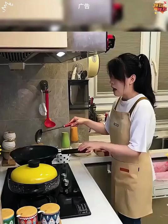 再燃气灶上放一个这样的小架子，不管是炒菜锅，平底锅都能用