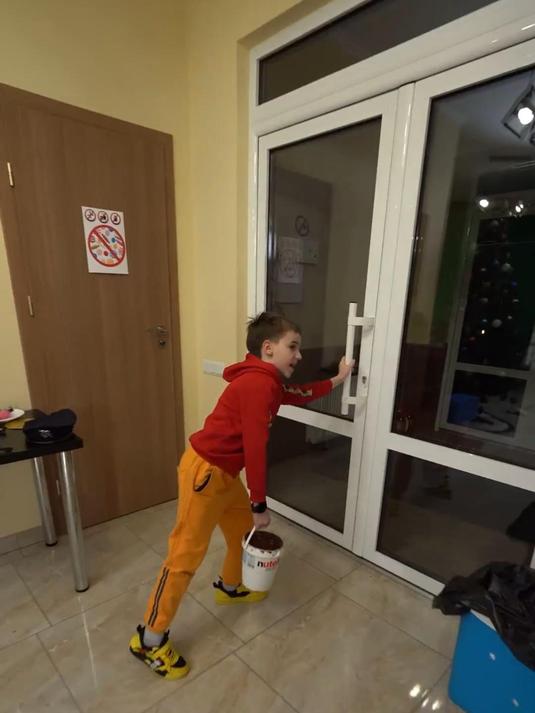 男人刚想沾巧克力酱吃