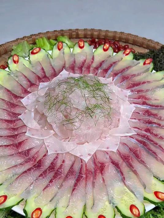 在不想生火的日子里吃吃鱼生还是不错的，就像这白鲢鱼生物廉价美又好吃，肉质很鲜甜的哦！