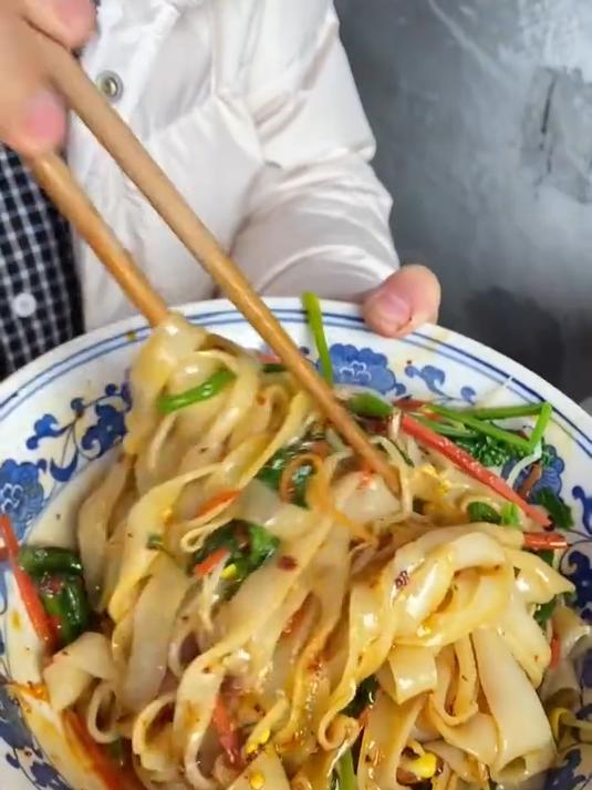 有时候乡愁很简单,就是一口家乡的味道,奶奶今天做的面皮菜豆腐