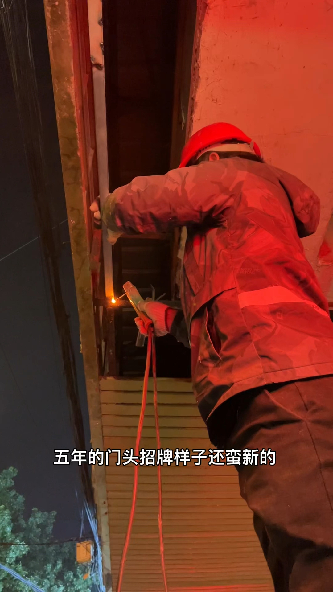 过年生意好,加班修好母婴店招牌,还是热镀锌更耐用,你觉得怎么样?
