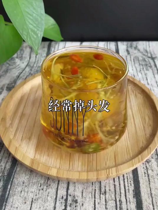 女人脸色暗黄,经常掉头发,腰部赘肉增加,可以这样喝