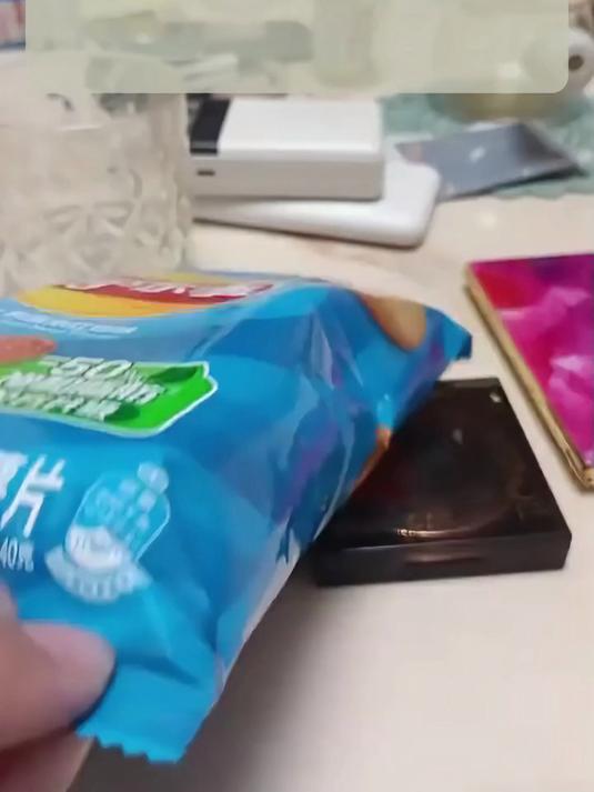 博主拍视频吐槽乐事薯片拆开只有1片，网友：这是真独立包……