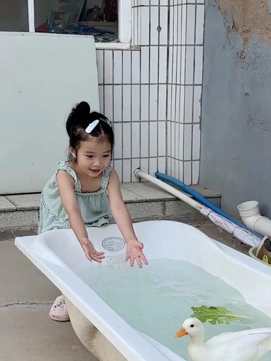 4岁娃录口播vlog她居然会