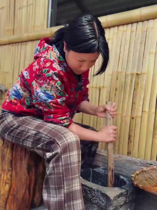逃离故乡后你最怀念的是什么!小时候奶奶教我做的蒿草青团粑粑#三农#
