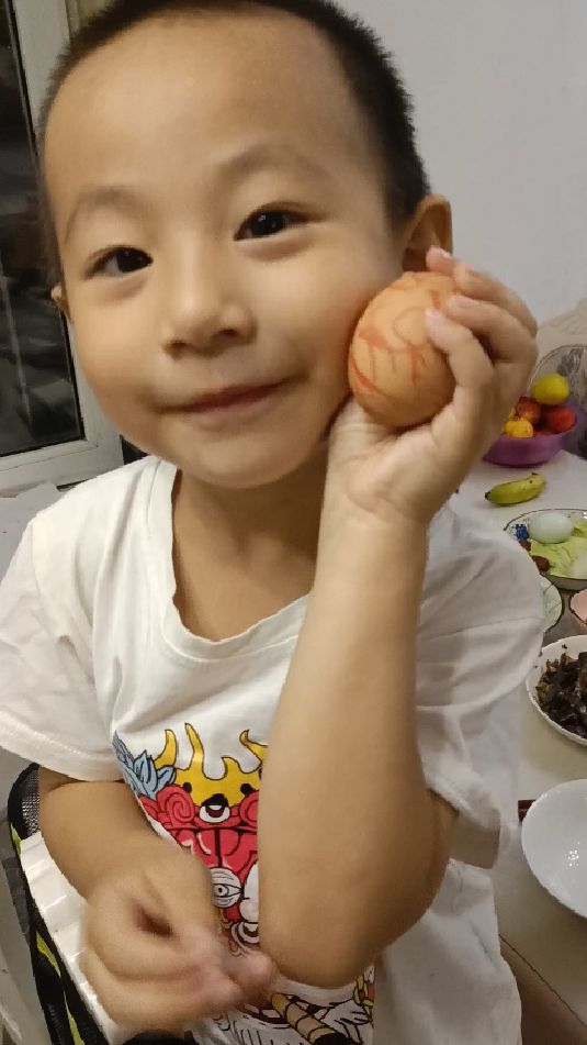 四周岁,自己给自己的生日鸡蛋上画了一副画!