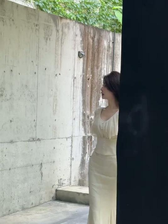 收腰上衣搭配鱼尾裙套装，优雅修身展现女性曲线魅力 #法式荷叶边小衫 #高级感裸色裙 #法式