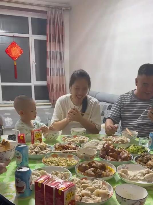女婿在东北过年,今年年夜饭加了一道硬菜