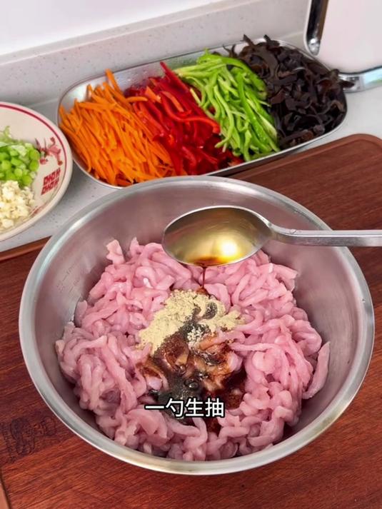 挑战300块钱吃一个月第一天,今天花费12块7做鱼香肉丝