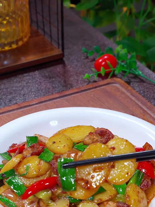孩子们爱吃的干锅土豆片,做法简单