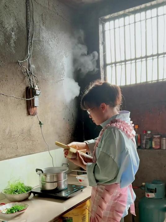 今天做个猪头肉炒个苦菜苔