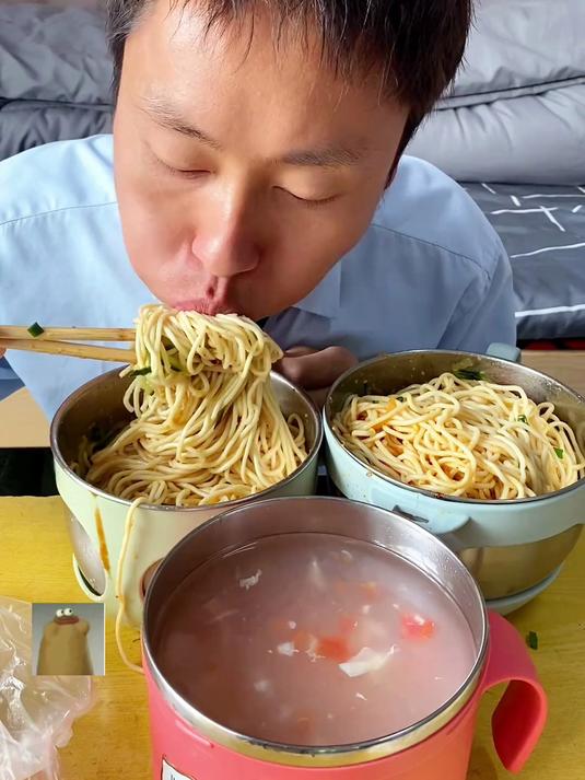 一口干掉一缸面，今天的午餐真好吃，太过瘾了