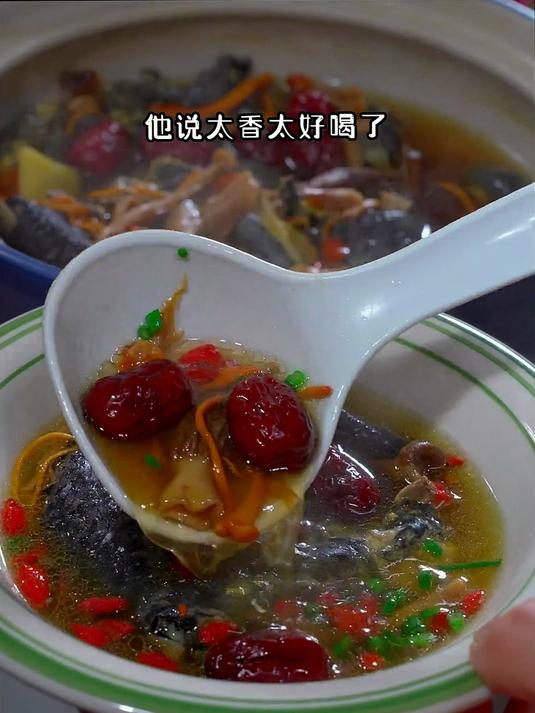 马上就要过年了,我每个星期都炖5次乌鸡汤给老婆喝,年夜饭第六
