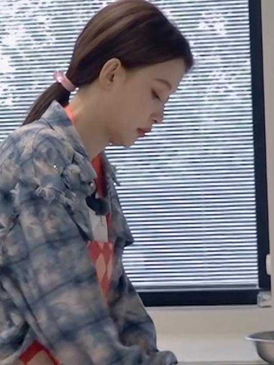 千万别让孙怡炒菜,西红柿都能炒糊,妈妈直接气到红温:别做饭了