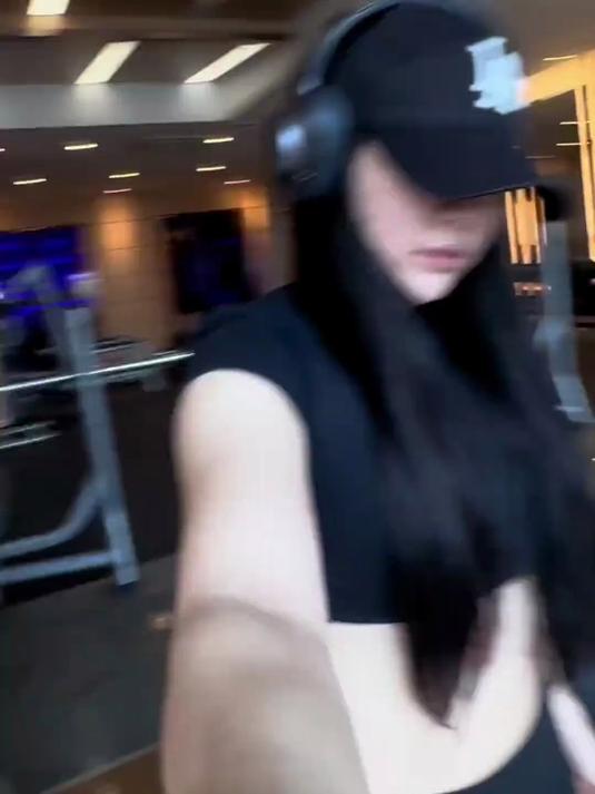 健身房美照曝光！这臀部线条和背部肌肉，绝了！
