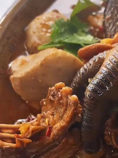 没什么复杂技巧,就是鸡肉炖烂、芋头炖糯,裹上咸香的酱汁