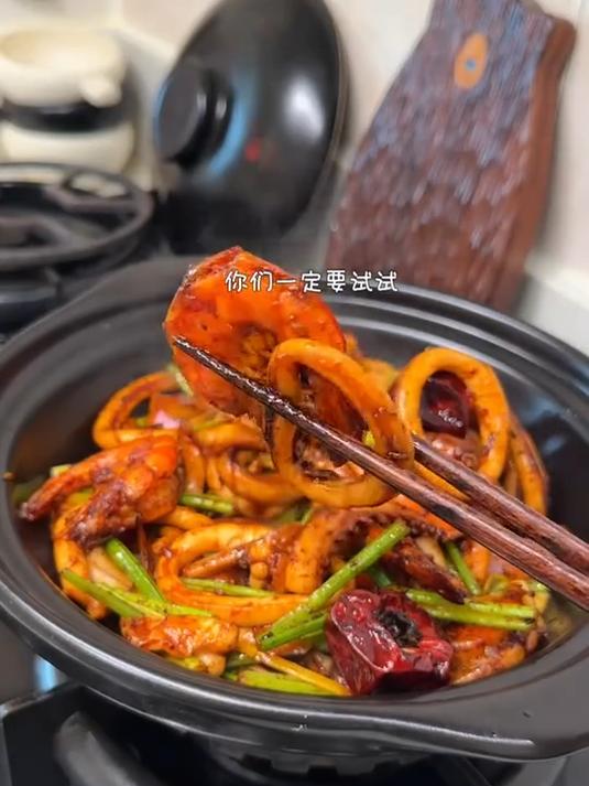 入冬了做了比铁板鱿鱼还要好吃的干锅鱿鱼 小朋友都能炫光两碗饭