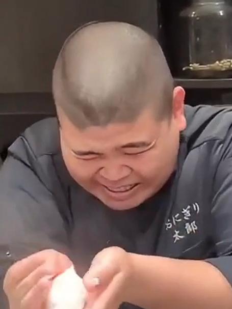 日料师傅做招牌菜,徒手捏滚烫饭团,把最有温度的食物给食客